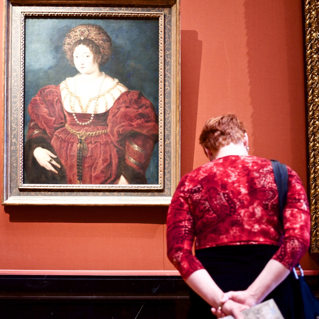женщина смотрит на картину богатой дамы в музее