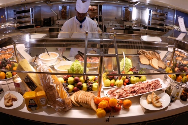 подготовка поваром "шведского стола" на лайнере серии "Оазис"