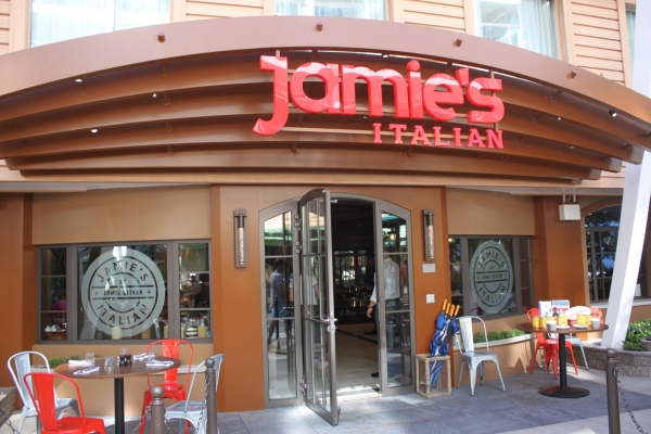 Вход в ресторан Итальянец Джеми - двери распахнуты, вид с улицы