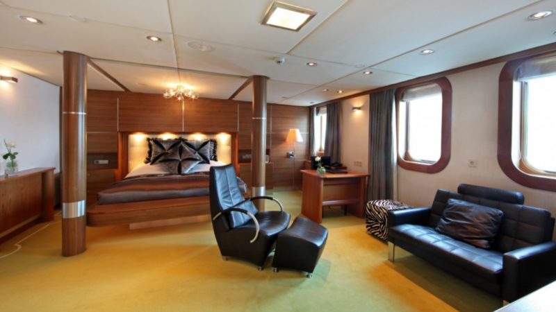 люкс-каюта на борту яхты Шерхан с кожаной мебелью и большой кроватью