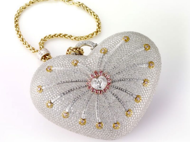 белый кошель с золотой цепочкой в форме сердца с бриллиантами 1001 Nights от Mouawad