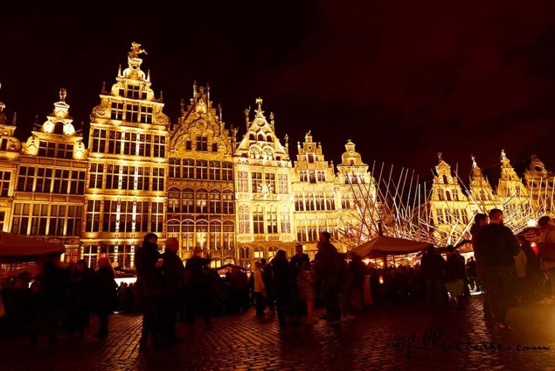 Антверпенский рождественский рынок с яркой ночной площадью и светящимися фасадами