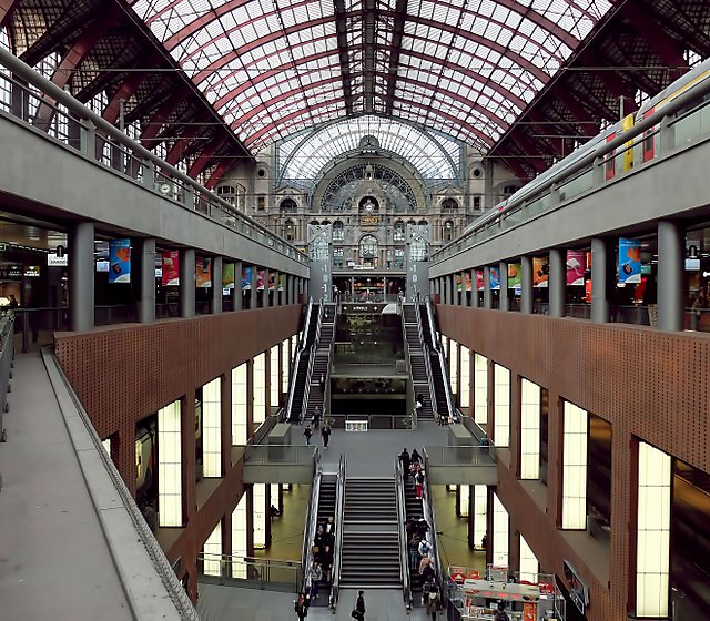 Внутренний вид железнодорожного вокзала г. Антверпен с платфомами