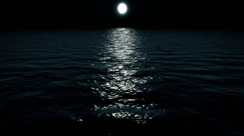 беззвездное море ночью с Луной и лунной дорожкой посредине