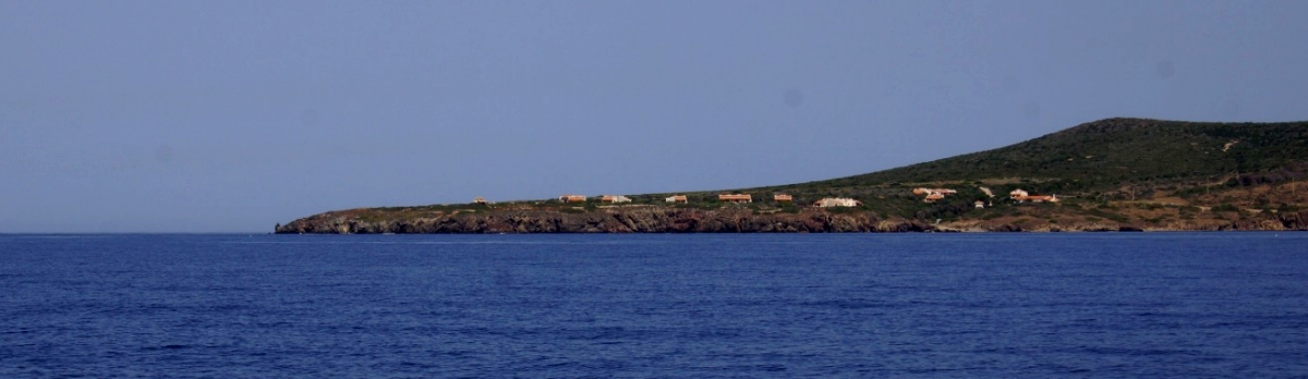 мыс Капо Спероне на Сардинии - вид утром со стороны моря