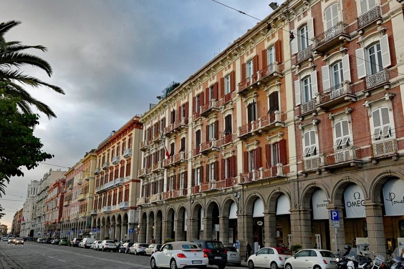 вид набережной Кальяри (улица Рима) с расположенными на ней бутиками и магазинами