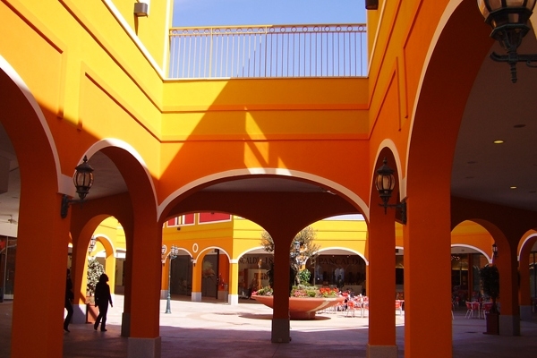 аутлет  Sardinia Outlet Village желто-оранжевого цвета