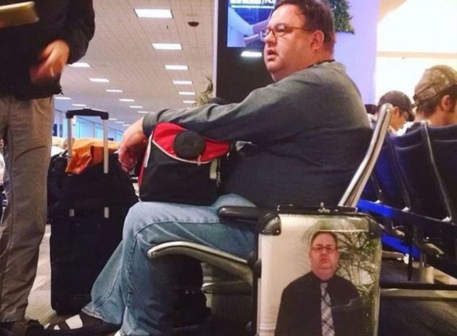 Мужчина в аэропорту с чемоданом
