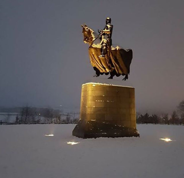 Статуя в снегу