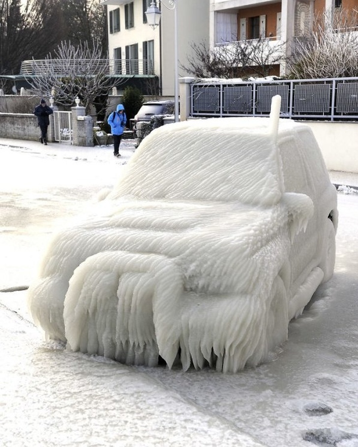 Машина во льду