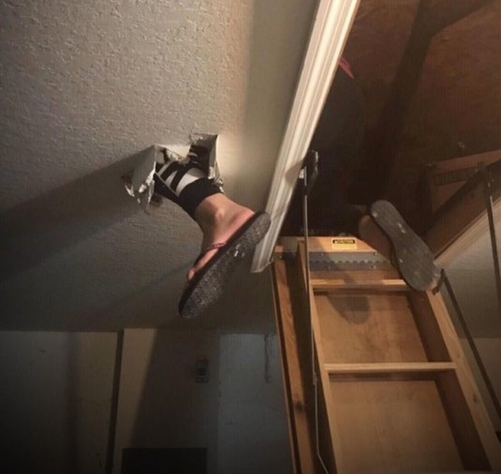 Нога торчащая из потолка