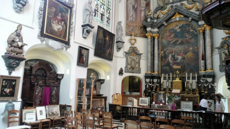 внутри Keizerskapel (Sint Anna kapel) - развешанные на светлых стенах картины и иконы