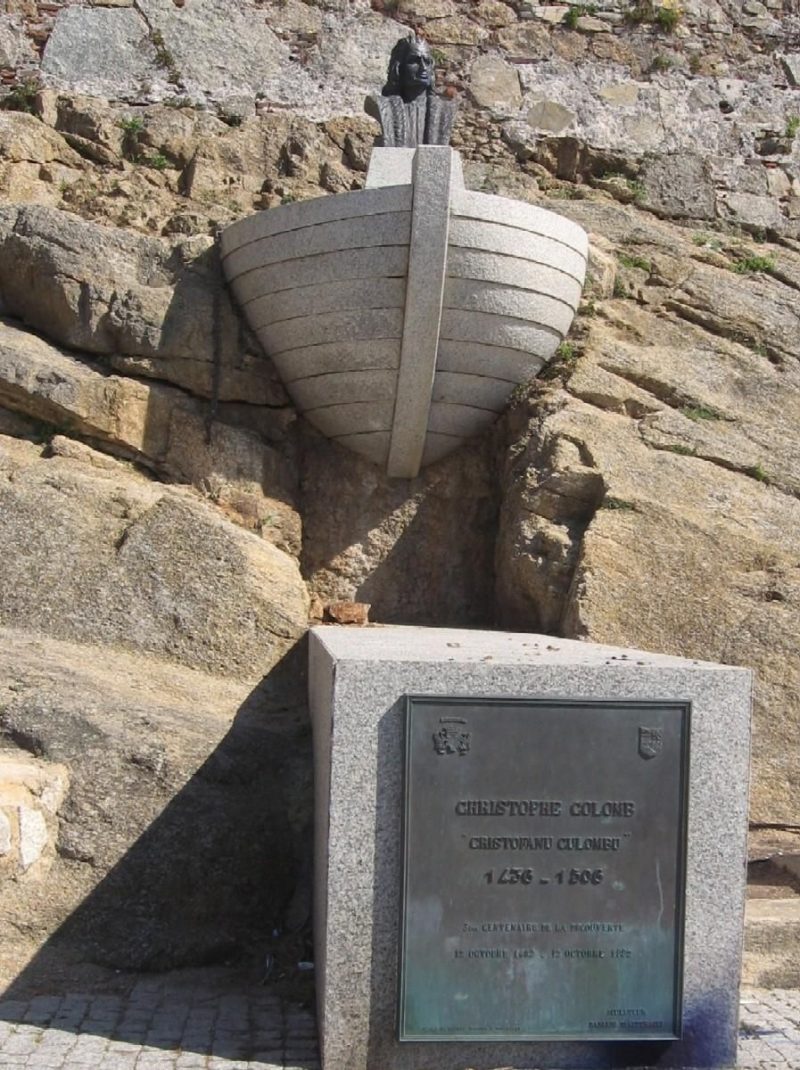 памятник Колумбу в Кальви - выплывающая из скалы лодка с бюстом Колумба