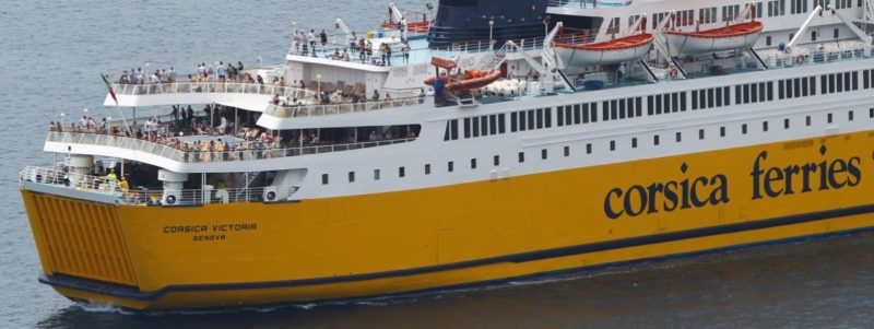 паром компании Corsica Ferries желтого цвета движется по морю