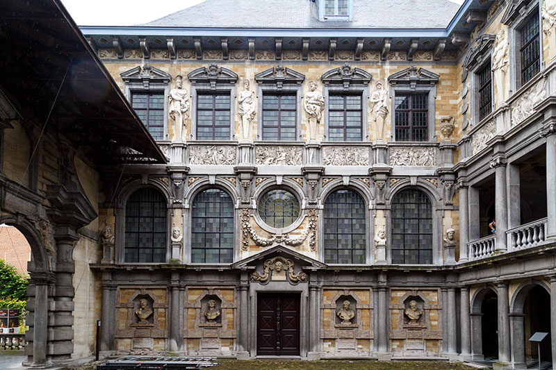 Дворик трехэтажного "Дома Рубенса" в готическом стиле раннего барокко с воротми