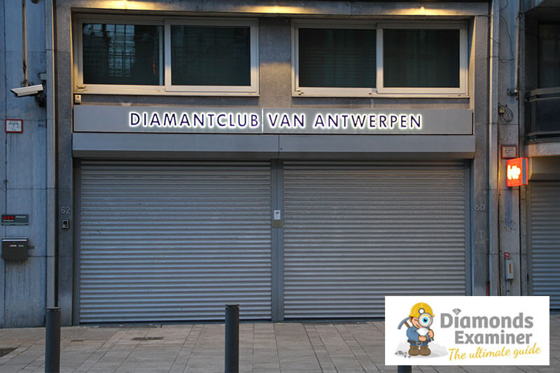 Серо-голубой портал Diamantclub van Antwerpen (биржа ограненных алмазов) с окнами