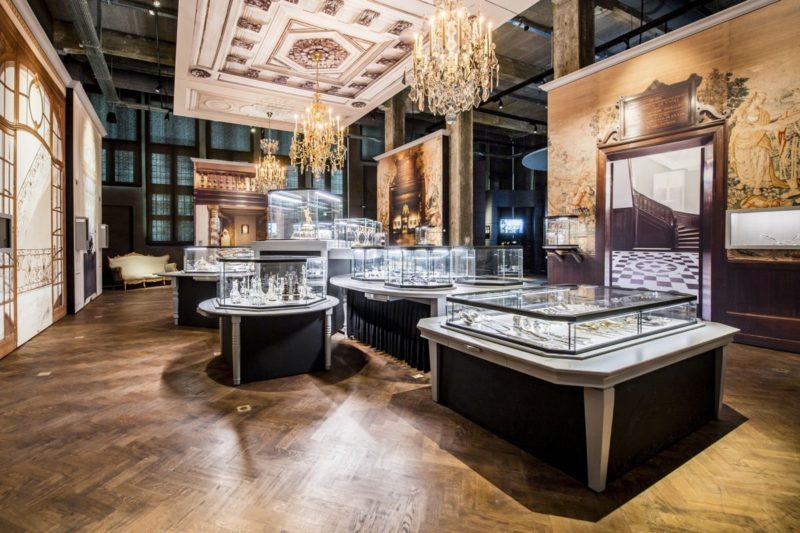 стенды с алмазами в антверпенском Музее бриллиантов