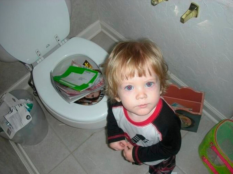 Мальчик в туалете
