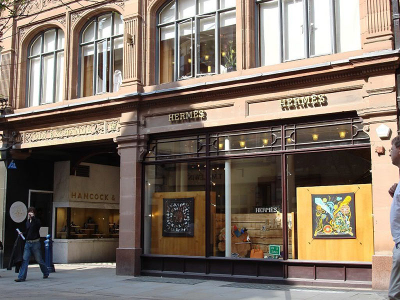 Розовый фасад бутика "Hermes" с окнами