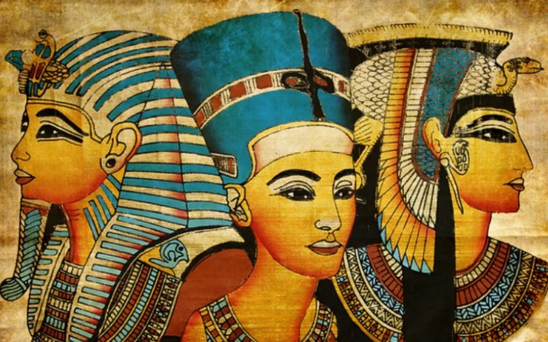 Клеопатра в головном уборе в виде древнеегипетской фрески