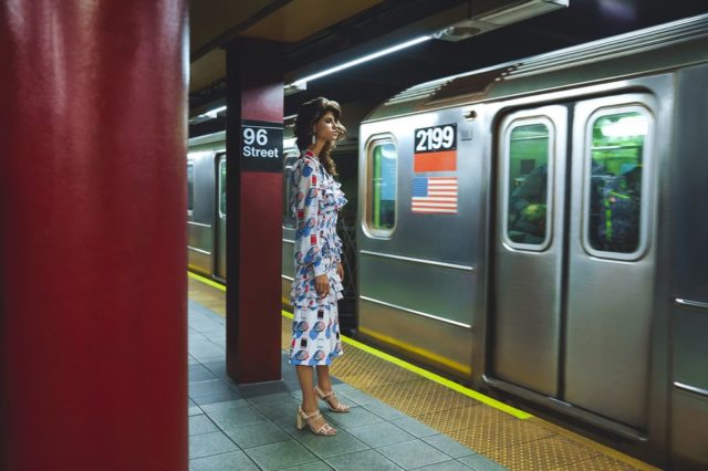 Девушка возле вагона метро