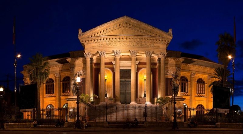 оперный театр Teatro Massimo в Палермо - вид ночью с фронта