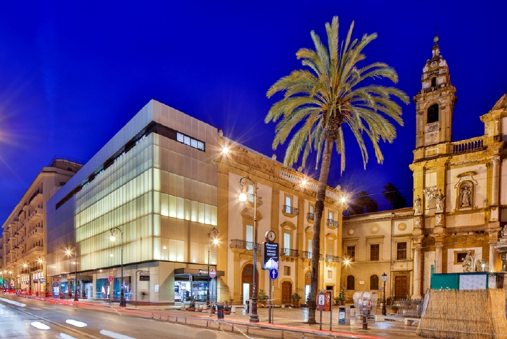 золотистый универмаг «La Rinascente» в Палермо, вид с вечерней улицы