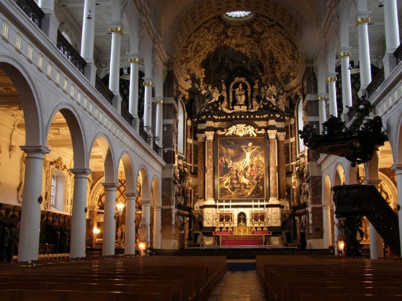 Золотистый алтарь церкви Каролуса Борромея с боковыми портиками и сводчатой капеллой