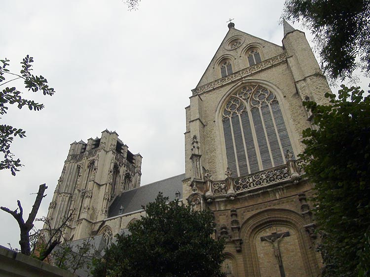 Готический фасад церкви Святого Джеймса с витражными окнами и распятием