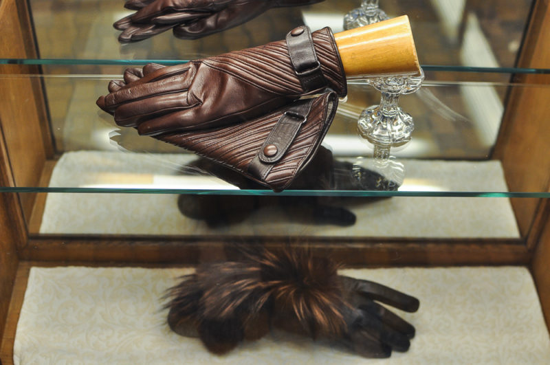Женские перчатки на стекле у зеркала в одном из бутиков Антверпена