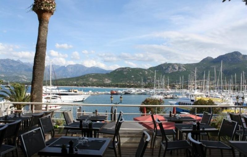 Ресторан Via Marine в Кальви с видом на гавань