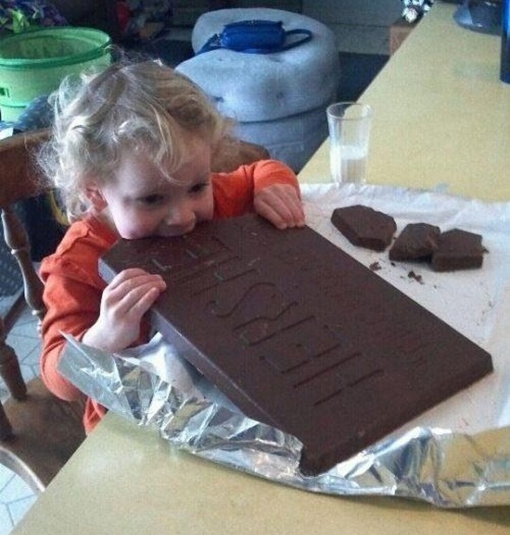 Ребенок есть шоколад