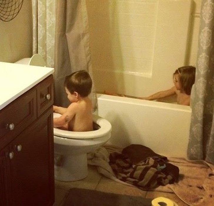 Дети в ванной