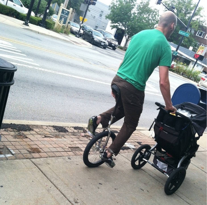 Отец гуляет с ребенком