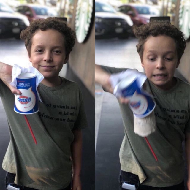 Мальчик роняет мороженое