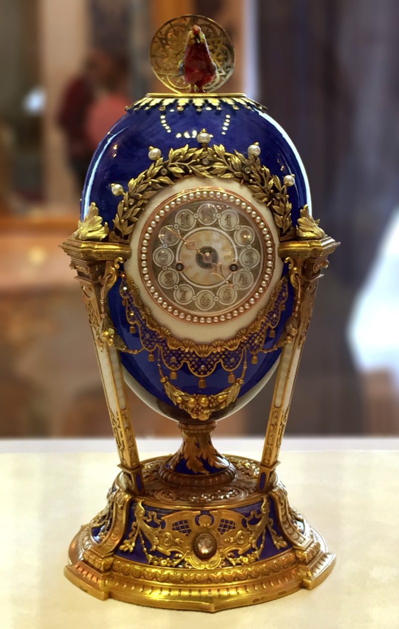 синее яйцо Фаберже“Петушок” с часами на золотой подставке