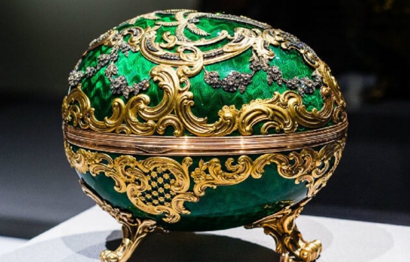 яйцо Фаберже "Рокайль" ярко-зеленого цвета, на подставке, покрытое золотыми узорами