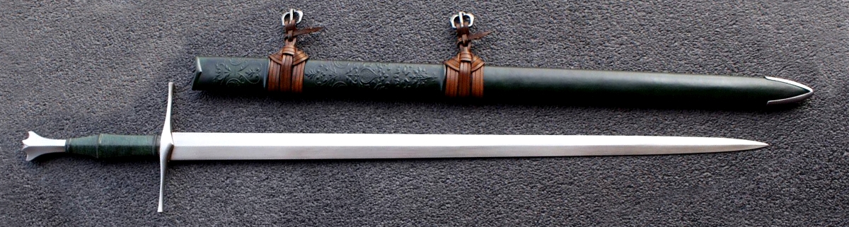 меч с темными ножнами на сером фоне