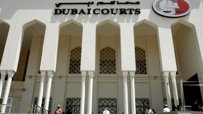 здание суда в Дубаи белого цвета - вид с улицы Эль Алами
