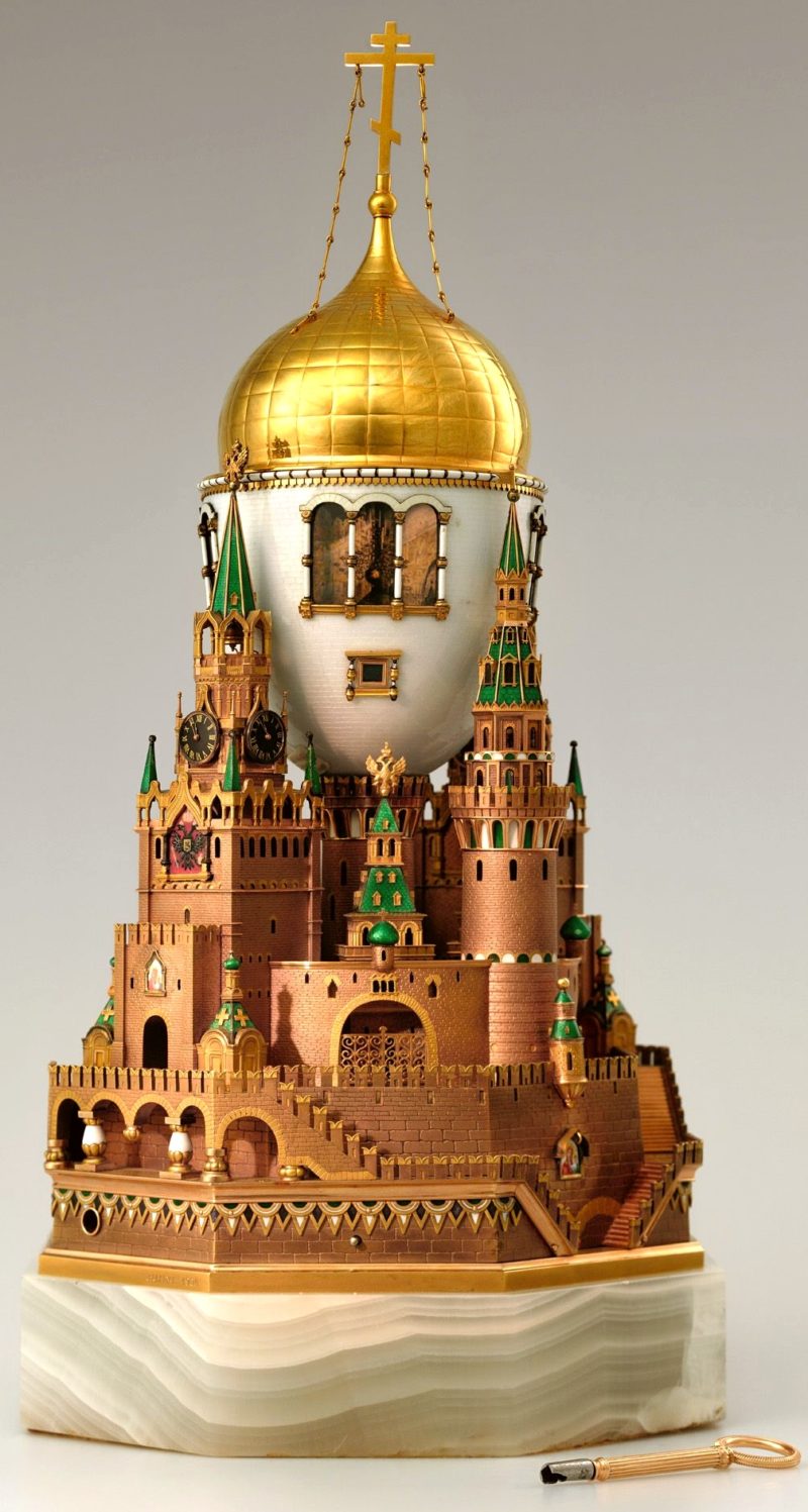Яйцо Фаберже “Московский Кремль” с золотым куполом и башнями на светлом фоне