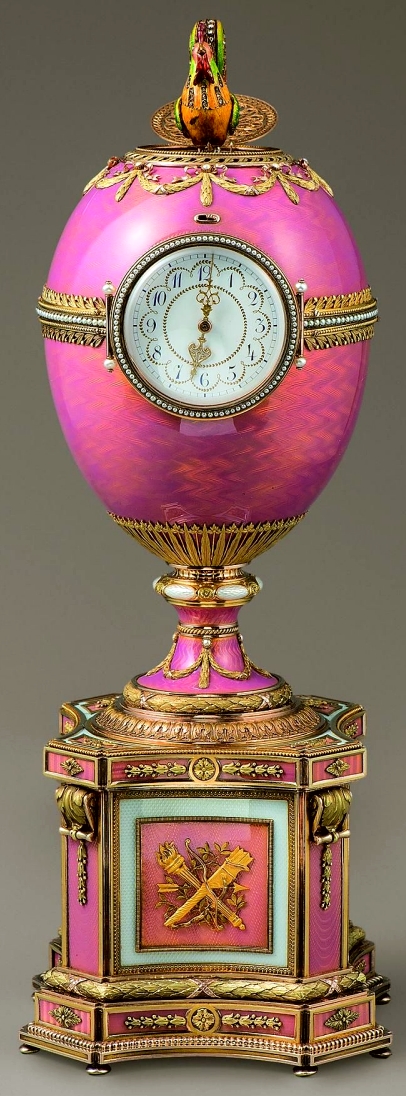 розовое «Ротшильдовское» яйцо Фаберже с часами и кукушкой на сером фоне