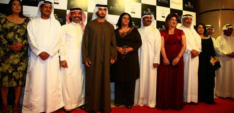 современные представители династии Мактум из эмирата Дубаи - 11 мужчин и женщин на красном подиуме