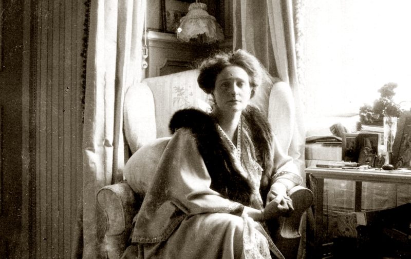 архивное фото:  царица Александра Федоровна в кресле отдыхает в “лиловой гостиной