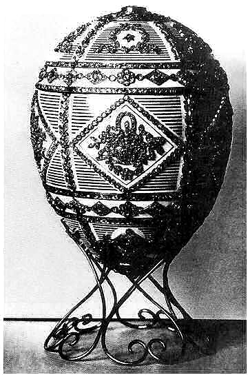 пасхальное яичко Фаберже “Памятное Александра III” на подставке, фото начала ХХ века