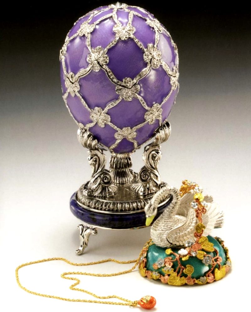 Яйцо Фаберже “Лебедь” лилового цвета с бриллиантовым сюрпризом-лебедем и золотой цепочкой