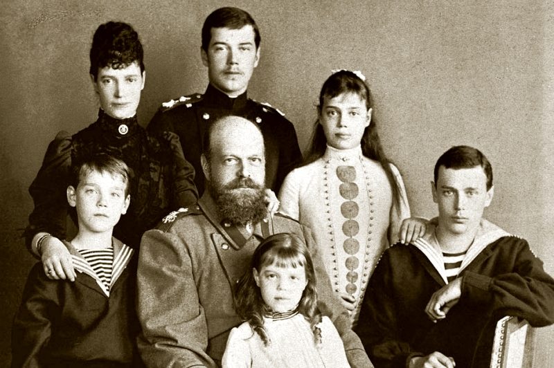 Александра III с семьей. Вверху слева императрица Мария Федоровна, рядом с ней - Николай Романов