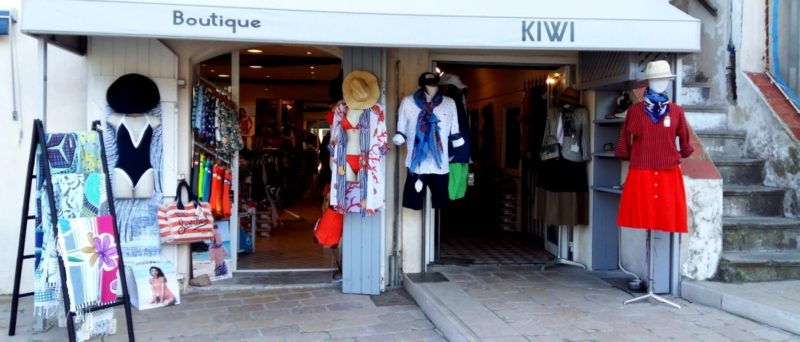 бутик Kiwiв Бонифачо - вход с разложенным товаром и манекенами