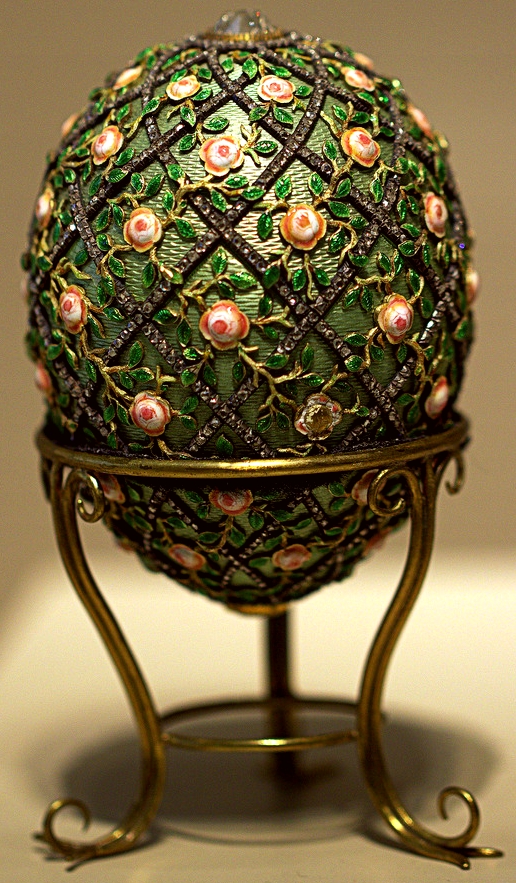 Яйцо Фаберже “Сетка из роз” зеленого цвета на подставке, с розами и бриллиантовой сетью