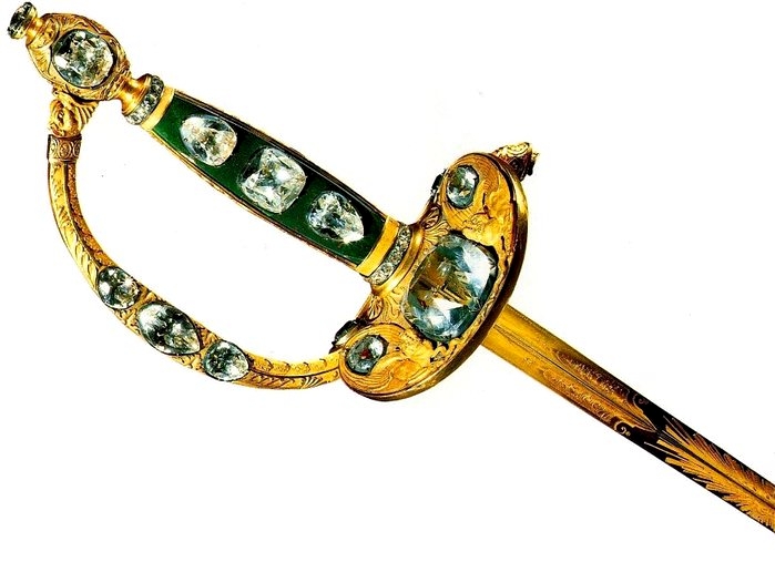 рукоять шпаги Наполеона, украшенная крупными алмазами