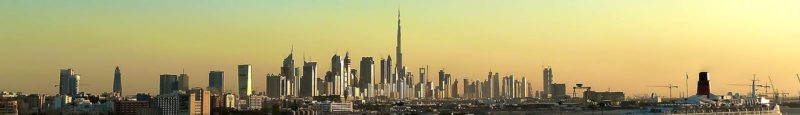 вид вечернего Дубаи издалека